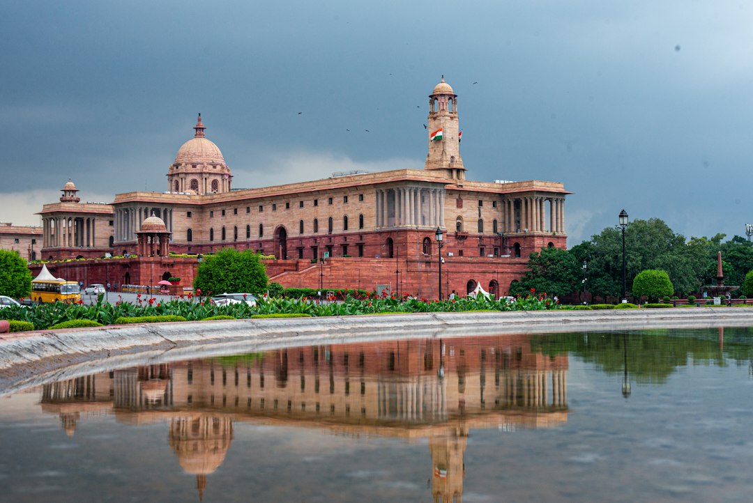 नई दिल्ली में भारत सरकार का सचिवालय भवन, जो भारतीय लोकतंत्र और राजनीतिक व्यवस्था का प्रतीक है