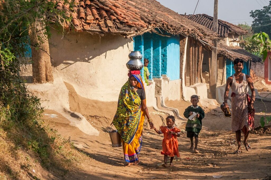 बिहार के एक ग्रामीण गाँव का दृश्य जहाँ परिवार अपनी दिनचर्या में लगे हैं, जो जातिगत समीकरणों और ग्रामीण जीवन की वास्तविकता को दर्शाता है